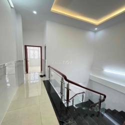 Nhà lầu mới 3 phòng KDC Hàng Bàng