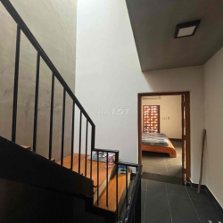 phòng thoáng đẹp, cửa sổ lớn, wc lớn. ngay Luy Ban Bich 3.6 tr