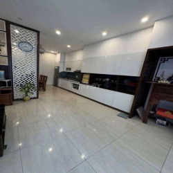 Hiếm! Nhà riêng 2 tầng tại Phố Trạm, Long Biên–giá chỉ 6.5 triệu/th