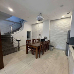 Hiếm! Nhà riêng 2 tầng tại Phố Trạm, Long Biên–giá chỉ 6.5 triệu/th