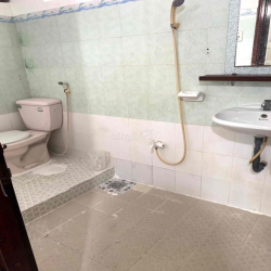 Nhà nguyên căn mới sơn sửa 3 tolet 3 phong ngu khu chợ Hoà Bình Q5