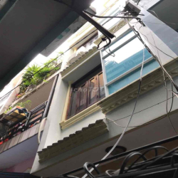 Nhà nguyên căn mới sơn sửa 3 tolet 3 phong ngu khu chợ Hoà Bình Q5