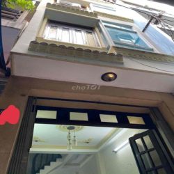 Nhà nguyên căn mới sơn sửa 3 tolet 3 phong ngu khu chợ Hoà Bình Q5