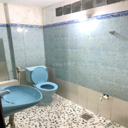 Nhà nguyên căn mới sơn sửa 3 tolet 3 phong ngu khu chợ Hoà Bình Q5