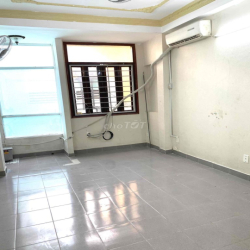 Nhà nguyên căn mới sơn sửa 3 tolet 3 phong ngu khu chợ Hoà Bình Q5