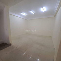 Cho thuê nhà ngõ 20 phố Nghĩa Đô. Diện tịch 45m2 x 5 tầng, 18 triệu