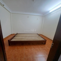 Cho thuê nhà ngõ 20 phố Nghĩa Đô. Diện tịch 45m2 x 5 tầng, 18 triệu
