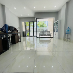 Cho thuê tầng trệt 7x20, ngăn sẵn 2 không gian làm việc, có hầm riêng