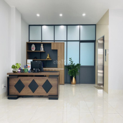 Cho thuê tầng trệt 7x20, ngăn sẵn 2 không gian làm việc, có hầm riêng