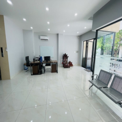 Cho thuê tầng trệt 7x20, ngăn sẵn 2 không gian làm việc, có hầm riêng