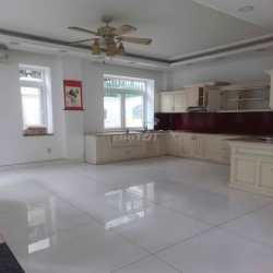 Cho thuê biệt thự Cityland P5 Gò Vấp. Góc 2 mặt tiền DT 9x20 5 Tầng !