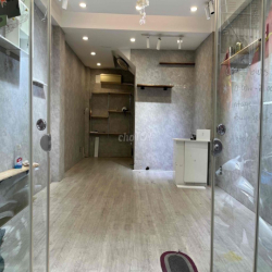 nhà 2 PHÒNG NGỦ 3,8x10 trần khắc chân. HẺM xe hơi