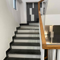 nhà 2 PHÒNG NGỦ 3,8x10 trần khắc chân. HẺM xe hơi