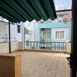 nhà 2 PHÒNG NGỦ 3,8x10 trần khắc chân. HẺM xe hơi