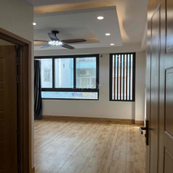 nhà 2 PHÒNG NGỦ 3,8x10 trần khắc chân. HẺM xe hơi