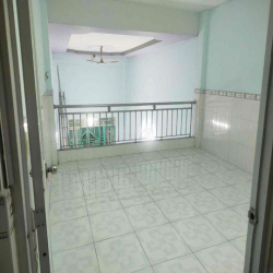 Cho thuê nhà 5tr/ tháng.  DT: 4m x 20m Lầu 3PN (2 kín 1 mở) 2WC.  👉 Đư