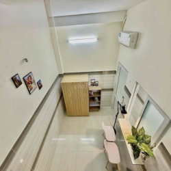 DUPLEX FULL NỘI THẤT - THANG MÁY NGAY CÔNG VIÊN LÀNG HOA Ở LIỀN