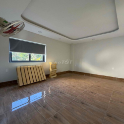 Cần cho thuê phòng trống có máy lạnh + ban công