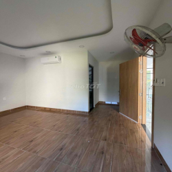 Cần cho thuê phòng trống có máy lạnh + ban công