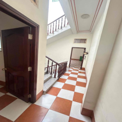 Nhà 2 lầu mặt tiền Nguyễn Văn Cừ