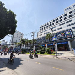 Toà nhà Ung Văn Khiêm - ngay công ĐH Hutech