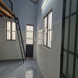 Hẻm 136 Vạn Kiếp, 26m2, có ban công gác lửng, máy lạnh mới 3.9tr/th