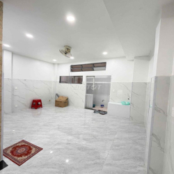 CHO THUÊ NHÀ MT ĐƯỜNG 3/2 Q10 DT 4,5x17M CÓ THANG MÁY