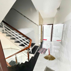 CHO THUÊ NHÀ MT ĐƯỜNG 3/2 Q10 DT 4,5x17M CÓ THANG MÁY