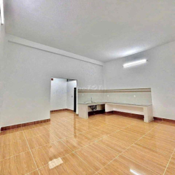 Nhà rộng 3 lầu 6pn full máy lạnh (wc trong) KdC 586