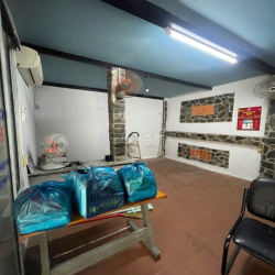 Cho thuê mặt bằng khu Hoàng Quốc Việt, 40m2, có gác. Giá 9 triệu.