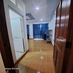 nhà 2 lầu 4 phòng ngủ.hợp đồng dài hạn 