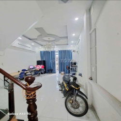 nhà 2 lầu 4 phòng ngủ.hợp đồng dài hạn 