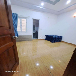 nhà 2 lầu 4 phòng ngủ.hợp đồng dài hạn 