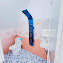 Nhà đẹp như mới – 4PN – sân ô tô rộng – gần DT743C – chỉ 7.5tr