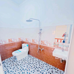 Nhà đẹp như mới – 4PN – sân ô tô rộng – gần DT743C – chỉ 7.5tr