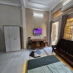 Phòng đẹp-BanCong 42m2 full NT, ôtô Đậu Đến Nhà, CX Chu Văn An P26 BT