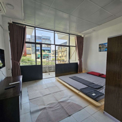 Phòng đẹp-BanCong 42m2 full NT, ôtô Đậu Đến Nhà, CX Chu Văn An P26 BT