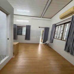 Nhà lầu 3 phòng 4 máy lạnh hẻm ô tô 30/4