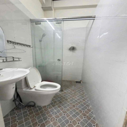 Nhà lầu 3 phòng 4 máy lạnh hẻm ô tô 30/4