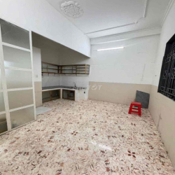 Nhà lầu 3 phòng 4 máy lạnh hẻm ô tô 30/4