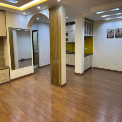 Cho thuê căn hộ mặt đường Láng Hạ để ở và kinh doanh