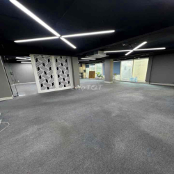 Văn phòng 3/2 Q10 120m2 vuông vức ngăn sẵn phòng