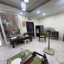 Cho thuê nhà ngõ 168 Hào Nam DT55m2, 4,5T, giá 15 triệu/tháng oto.