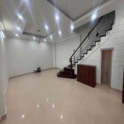Nhà ngõ 9 phố Trần Quốc Hoàn, diện tích 45m2 x 5 tầng ô tô đậu cửa 