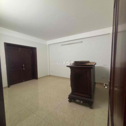 Nhà ngõ 9 phố Trần Quốc Hoàn, diện tích 45m2 x 5 tầng ô tô đậu cửa 