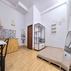trống lại chdv studio ban công , cửa sổ, thang Máy.