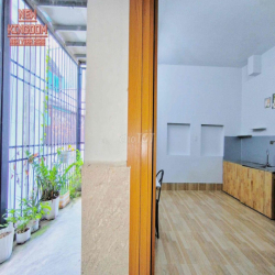 trống lại chdv studio ban công , cửa sổ, thang Máy.