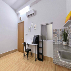 trống lại chdv studio ban công , cửa sổ, thang Máy.