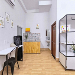 trống lại chdv studio ban công , cửa sổ, thang Máy.