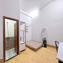 trống lại chdv studio ban công , cửa sổ, thang Máy.